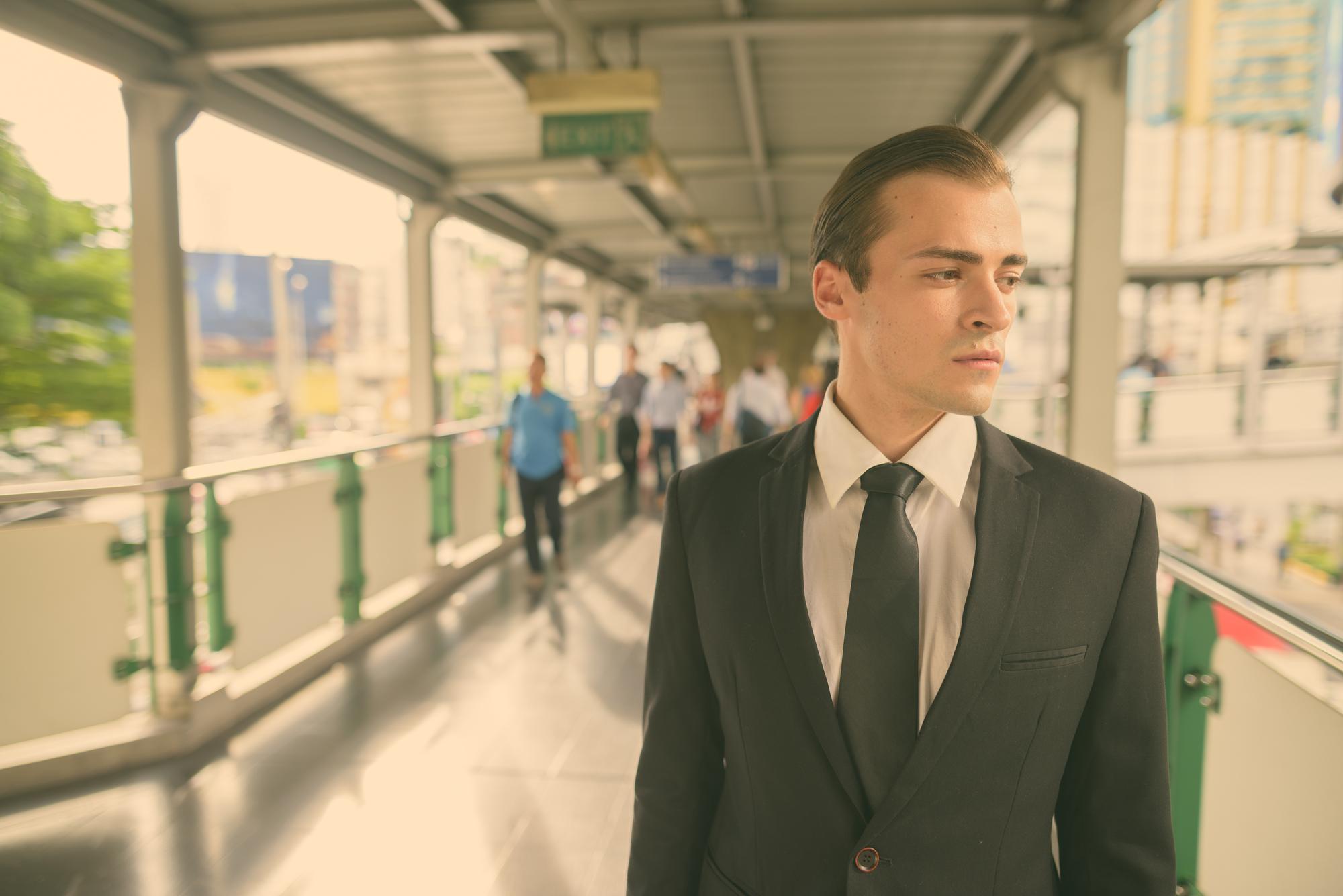 當氣溫突破 40 度，日本男性仍穿長褲上班——這不是耐熱，是一場集體防禦