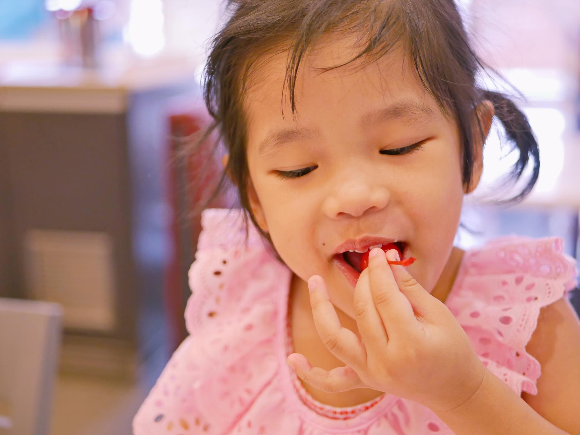 小孩牙齒長歪不是天生的！副食品太軟，國中花大錢矯正就來不及了