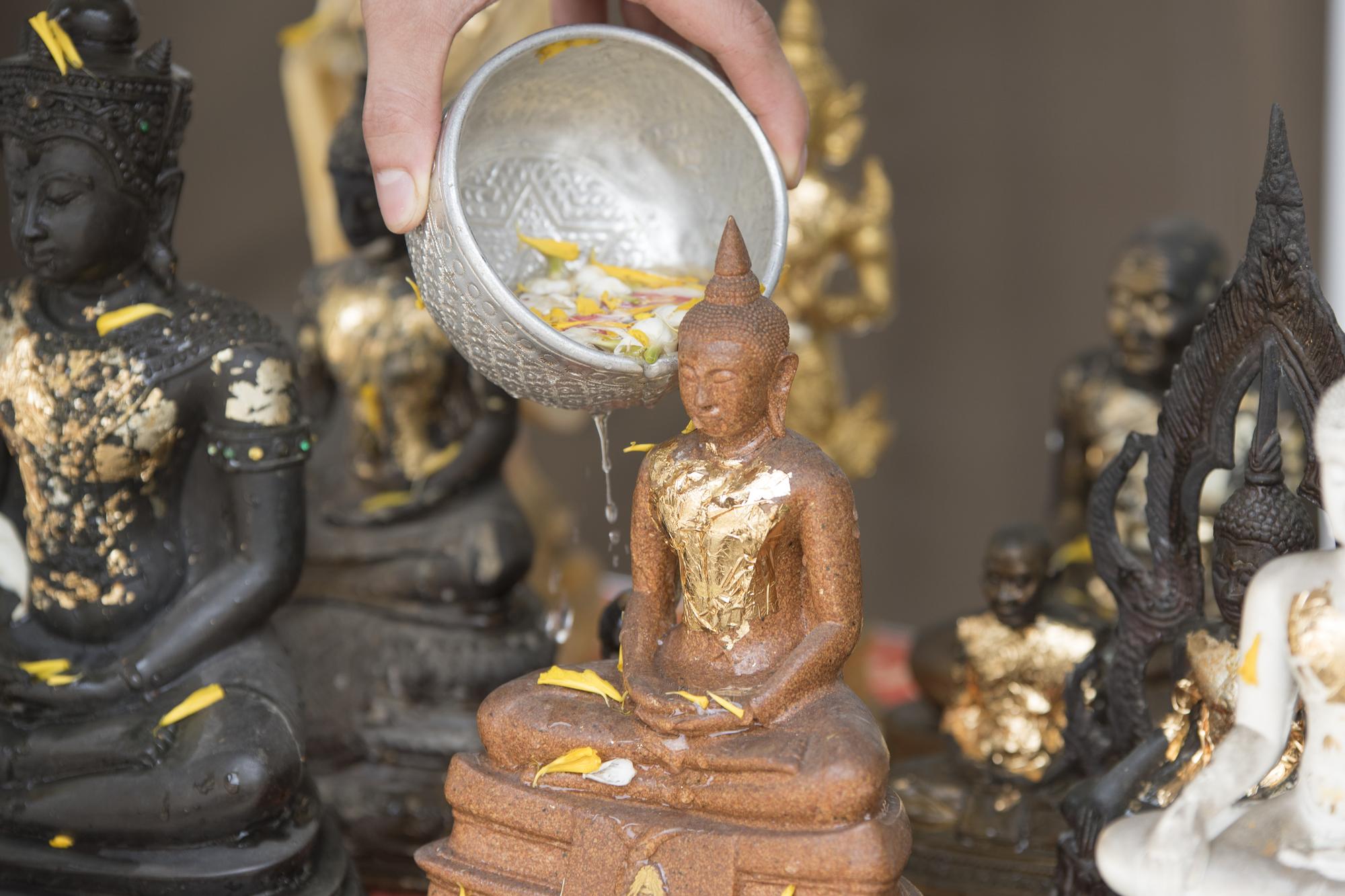 百人僧團走過西屯路，長輩換硬幣，年輕人說在解任務