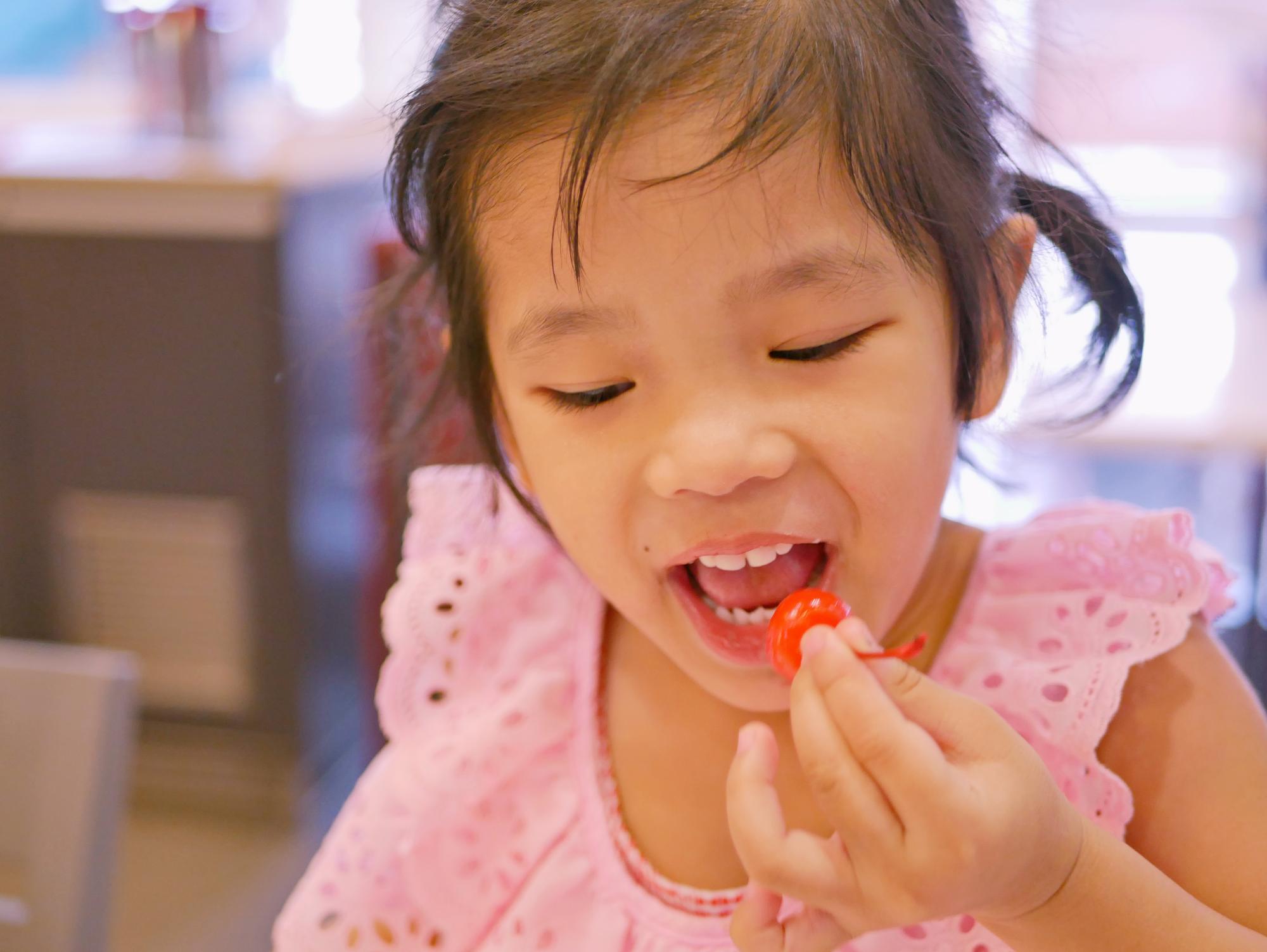 小孩牙齒長歪不是天生的！副食品太軟，國中花大錢矯正就來不及了