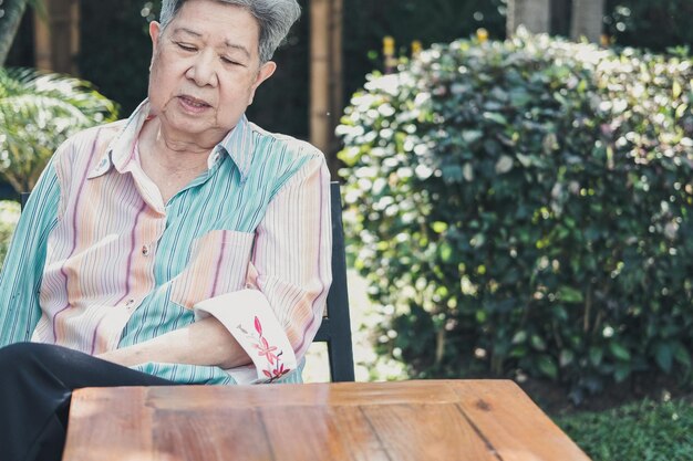 73歲還在打工的光影——那些我們假裝看不見的裂縫