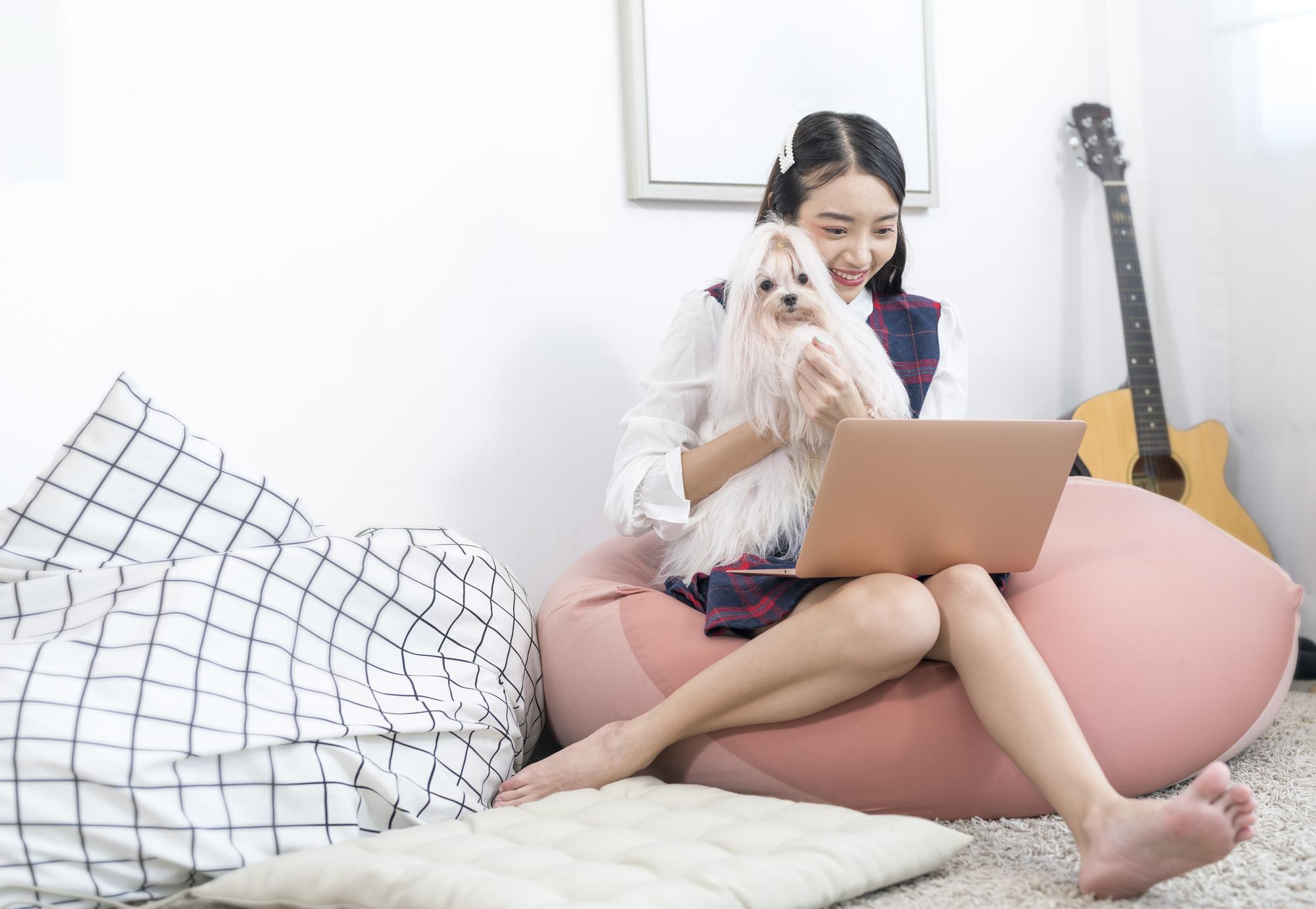 當狗的口水巾掛上人的包：Z世代正在改寫商品的存在定義