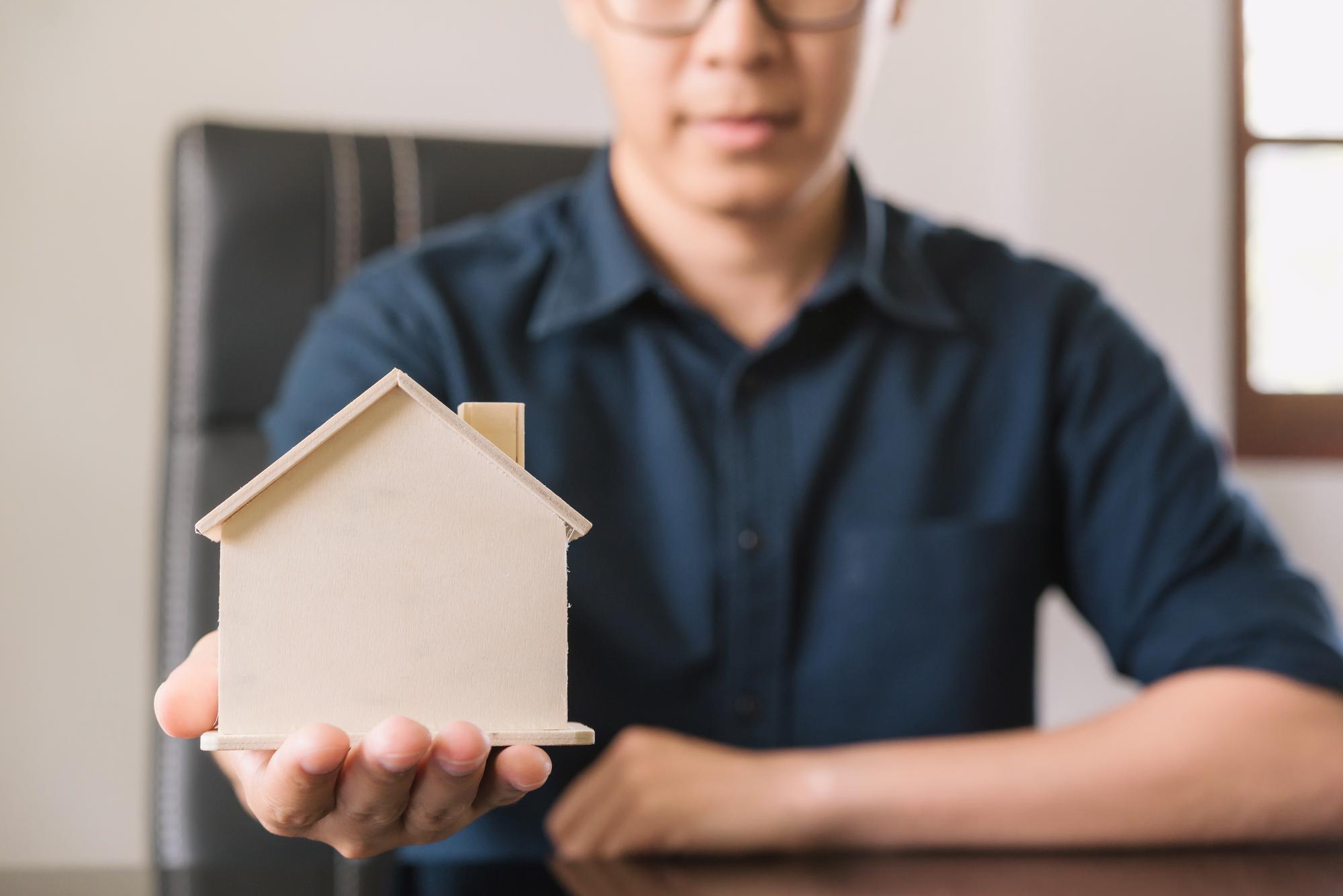 高房價下最殘酷的真相：不是年輕人買最小，是老屋主被迫換進鳥籠
