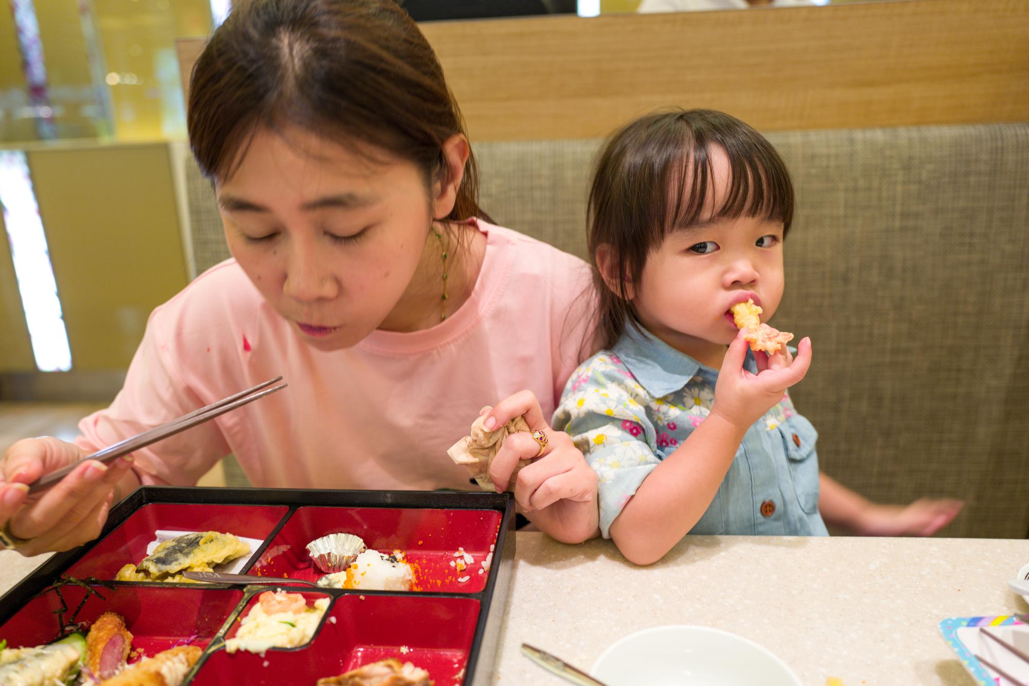 平價鐵板燒的親子奇蹟：孩子不吵、爸媽不累的用餐日常
