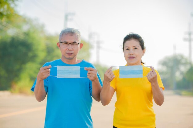 吼！照服員虐待長輩還能重考證照？2026年起終身禁業啦！10萬照顧員必看