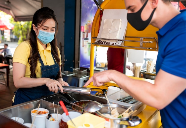 那碗滷肉飯裡的19.9萬——當小吃店老闆開始計算生存的溫度