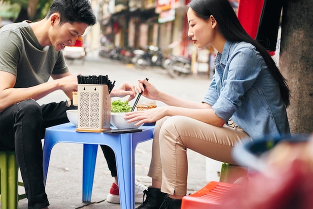 當火鍋店開始買自家股票：築間的溫度去哪了？