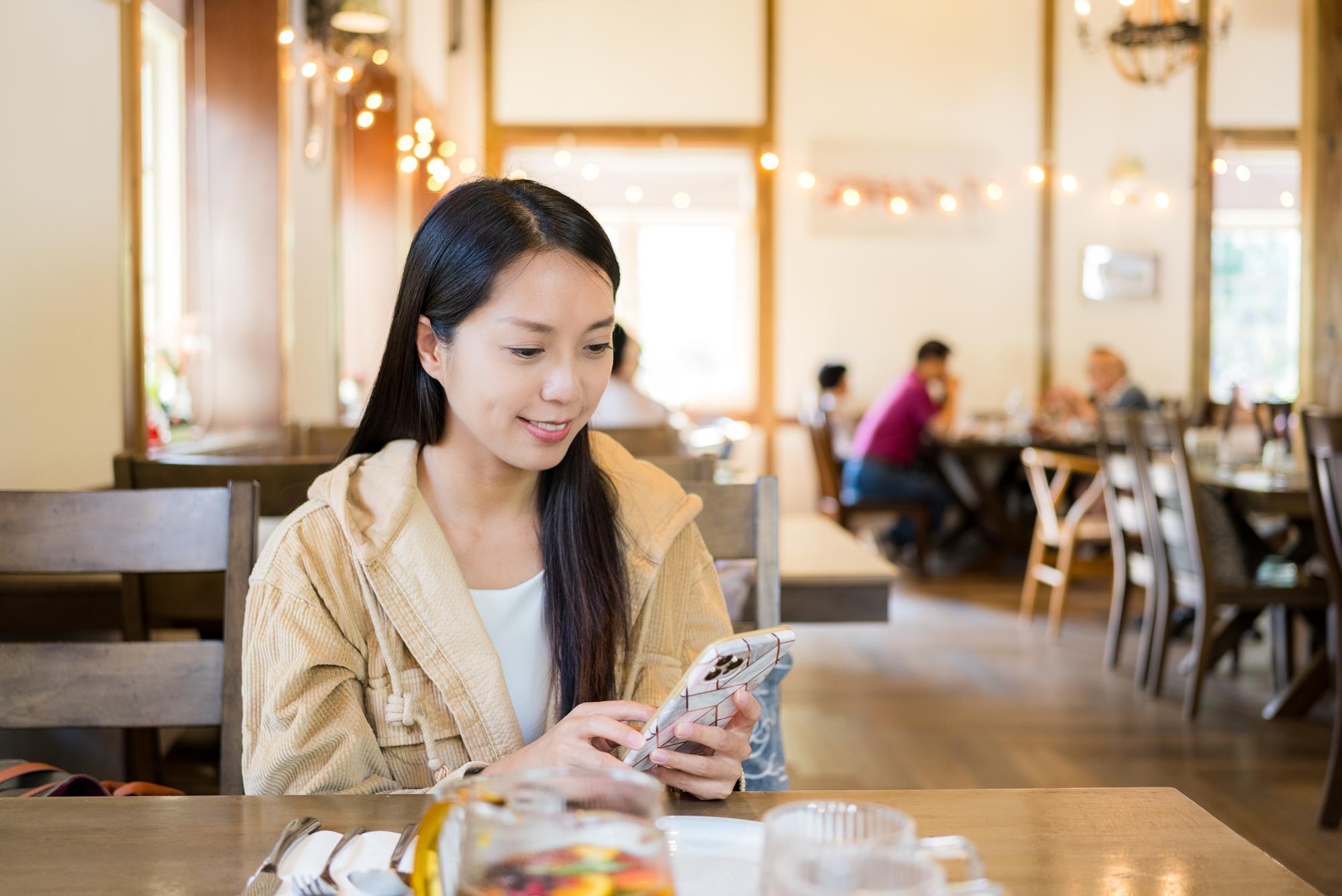 管制區裡的紅白塑膠椅——桃園機場把辦桌搬進國門了 — 相關圖片2