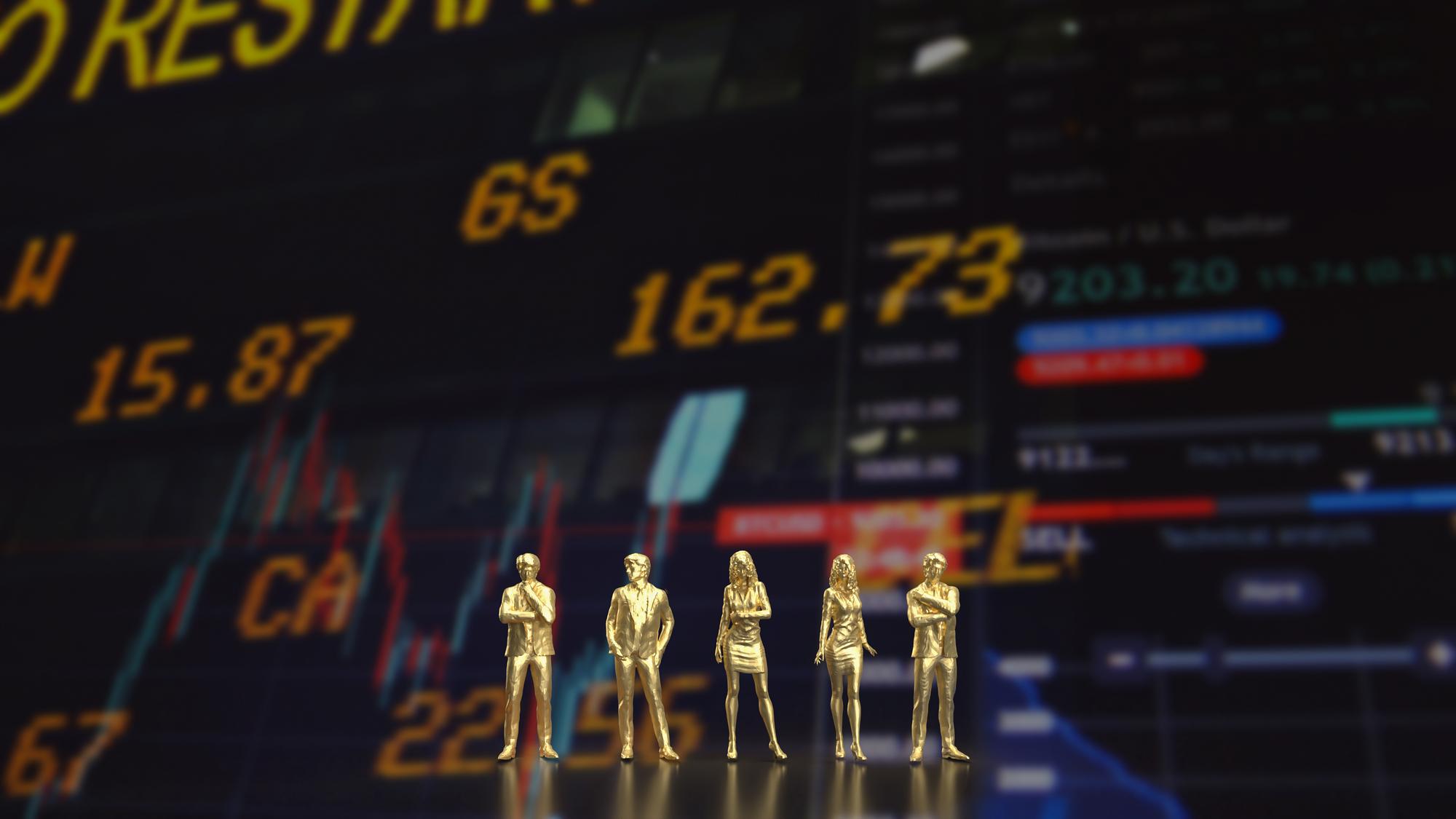 台股7月狂灑1.5兆現金股息:郭董單次入帳124.7億,散戶該存ETF還是抱權值股?