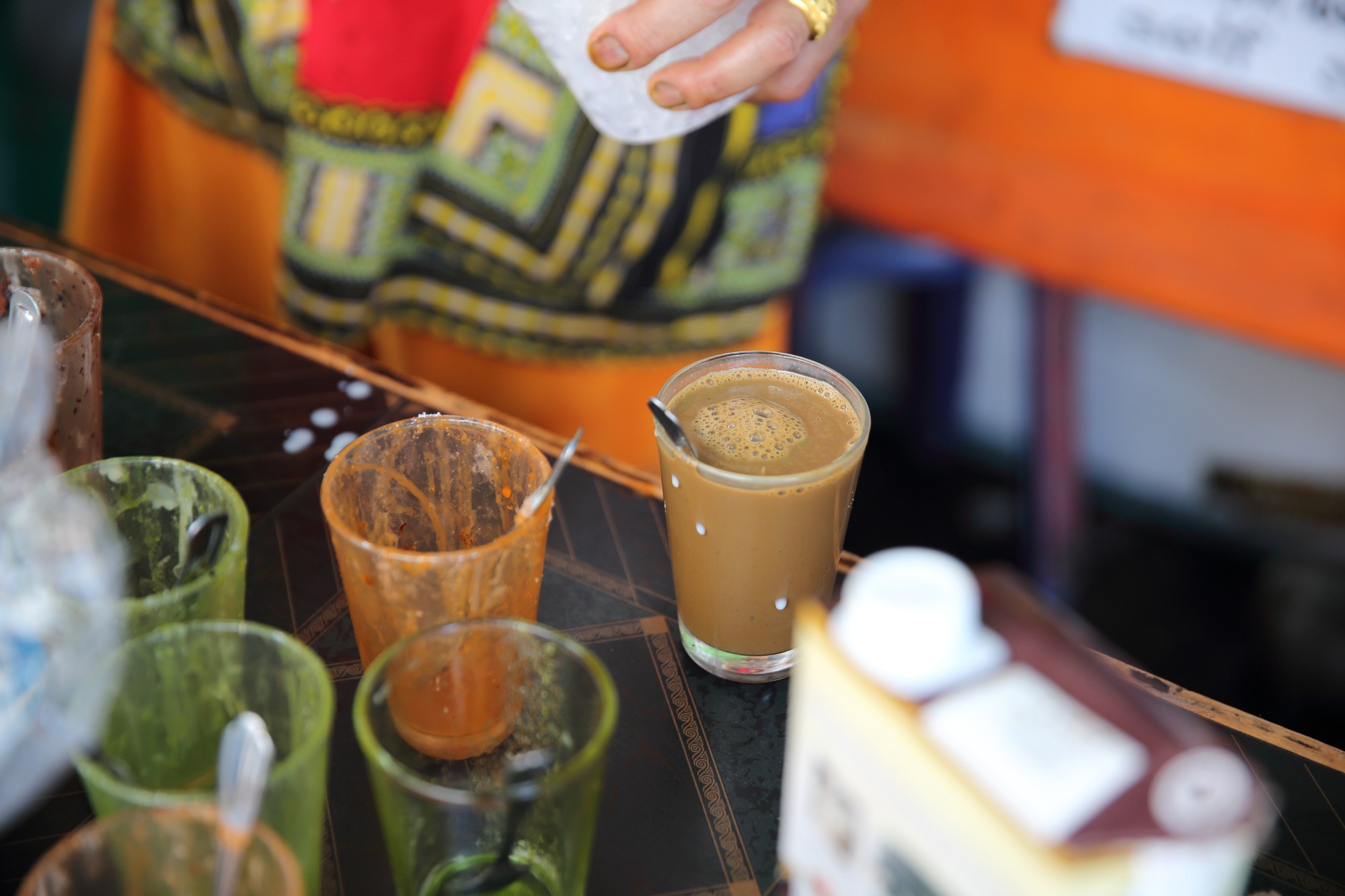 高雄奶茶節:當一杯甜變成一整條街的溫度——在地人與外地人的甜蜜矛盾