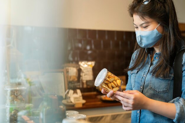 來！月薪4.8萬？別鬧了，7成台灣人根本沒拿到這個錢