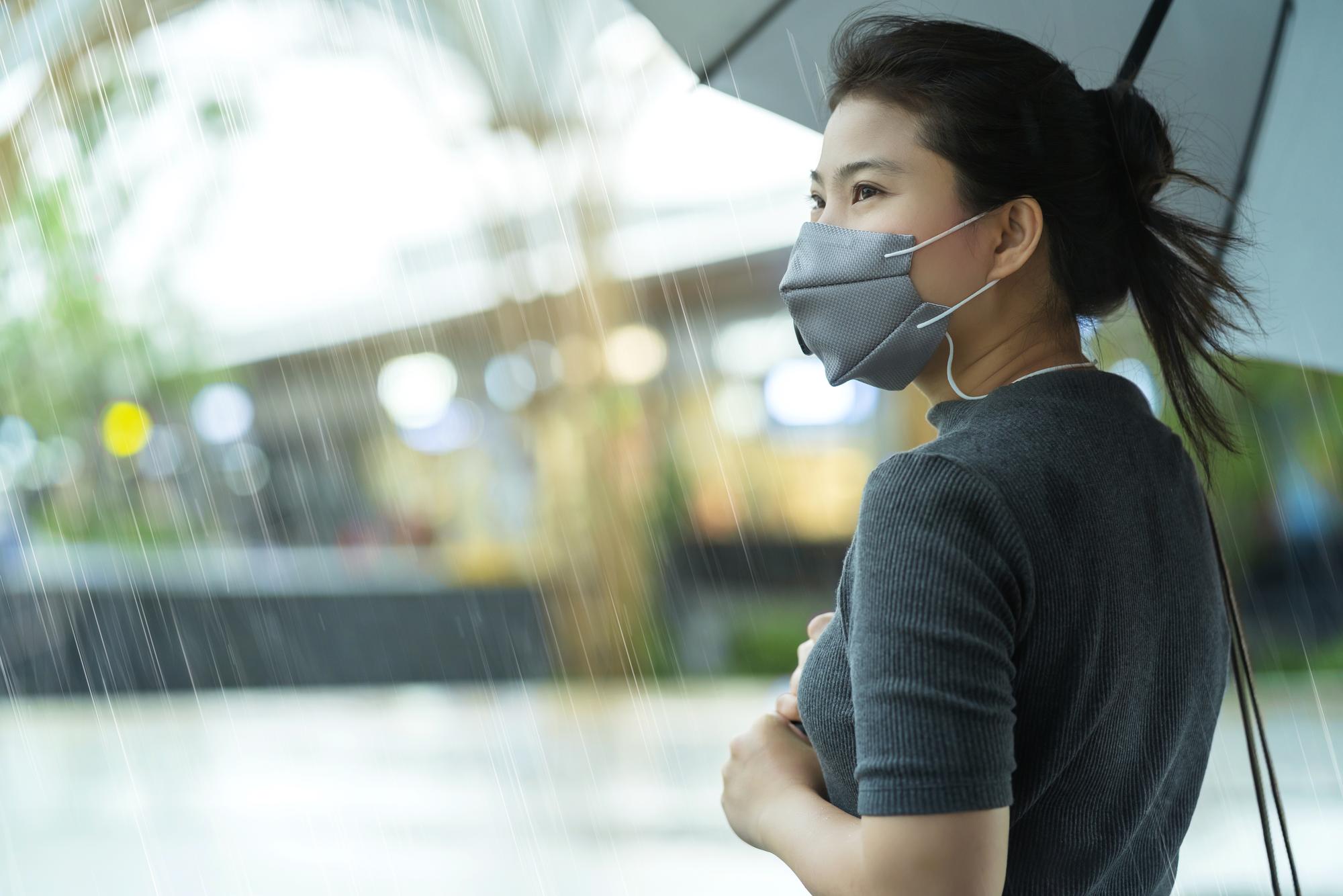 暴雨裡的平行時空：有人放假，有人淋成落湯雞 — 時代熱搜生活深度報導