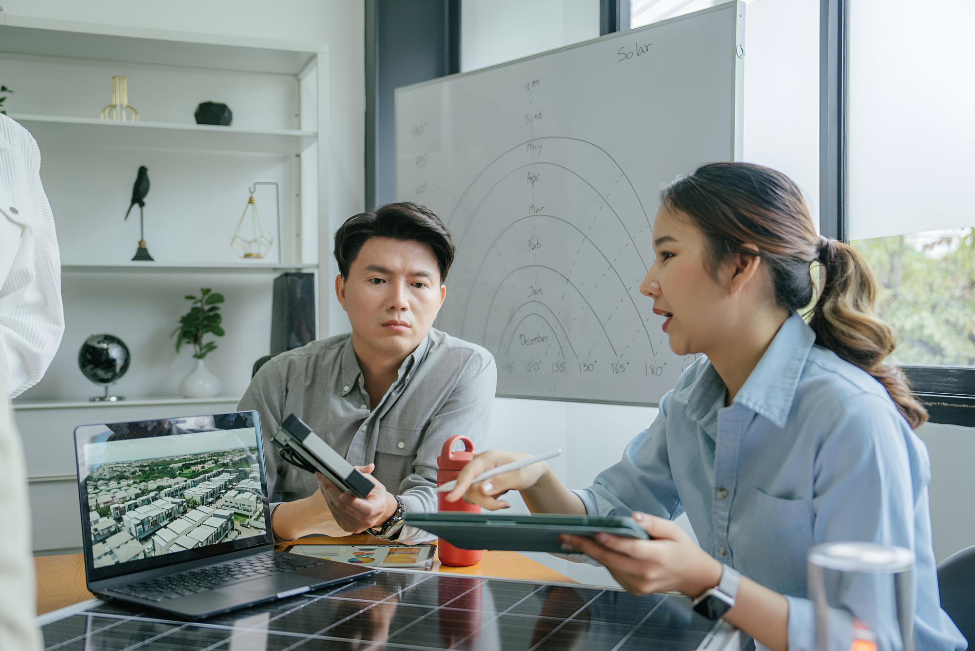 白領職場正在重組：當AI拆掉你的職涯樓梯