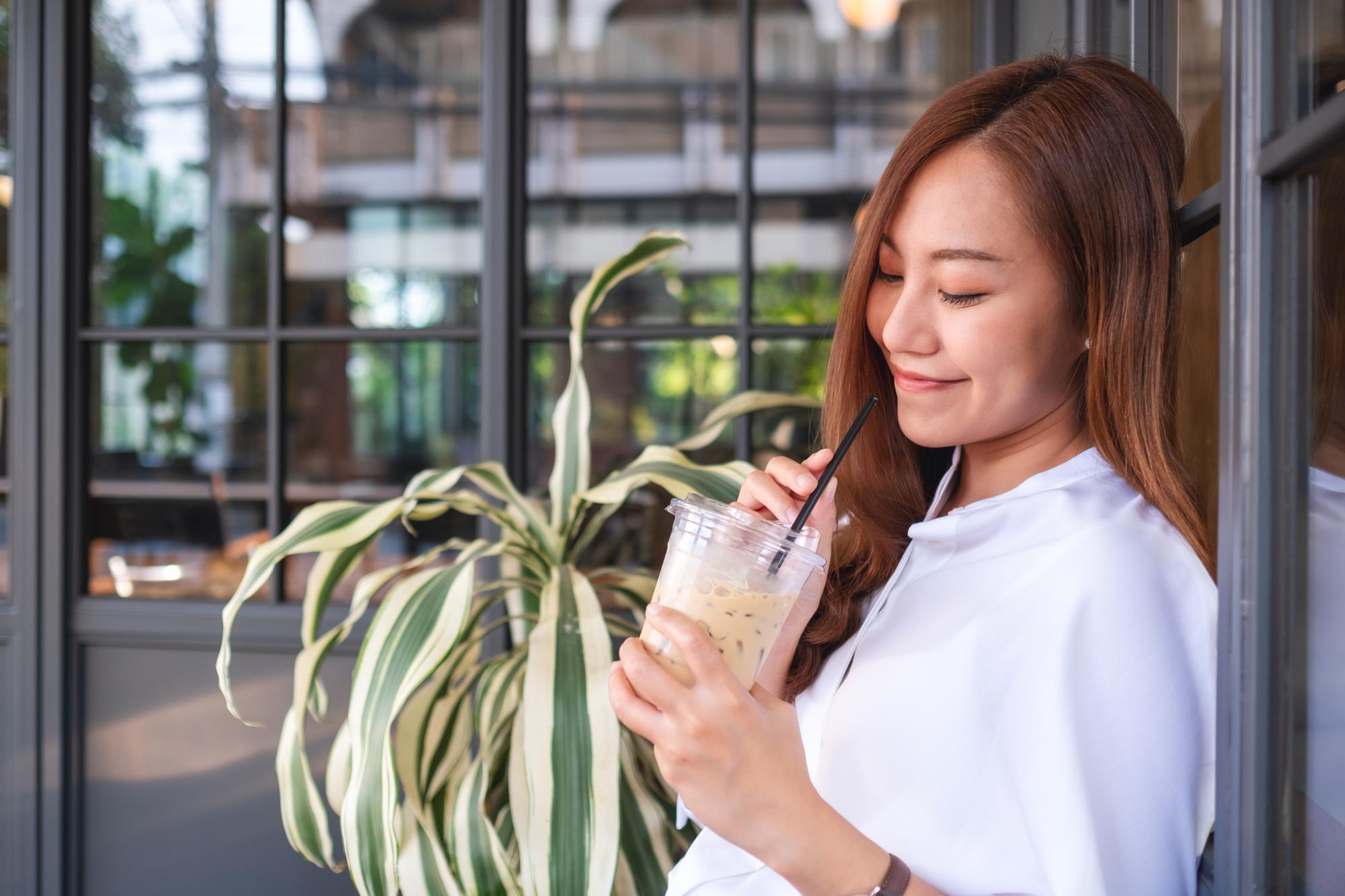 一杯手搖破百的年代：當清爽果茶與可愛聯名,成了通膨下的情緒出口