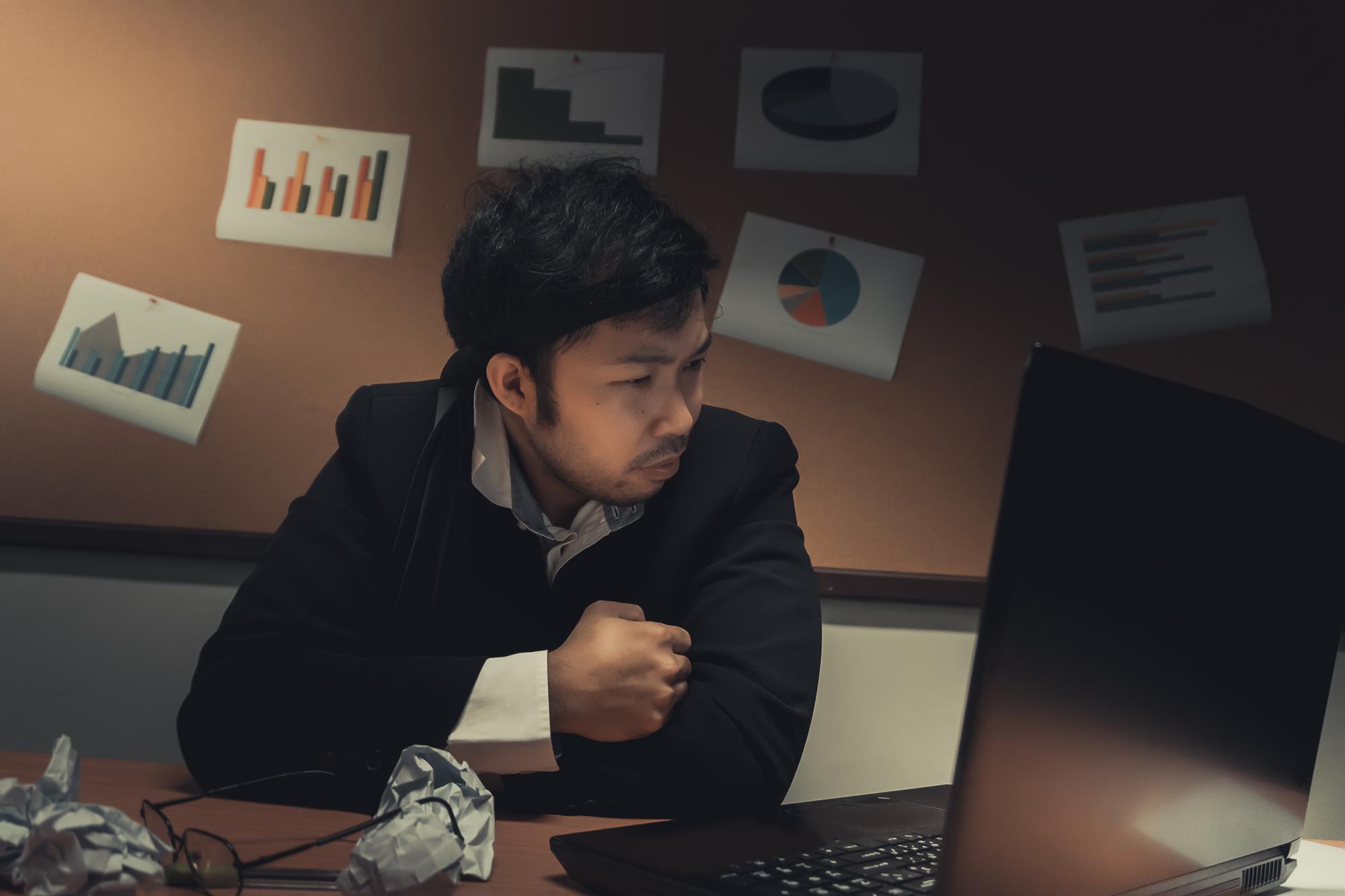 台股單日重挫逾千點，散戶恐慌與專家冷靜的兩種視角