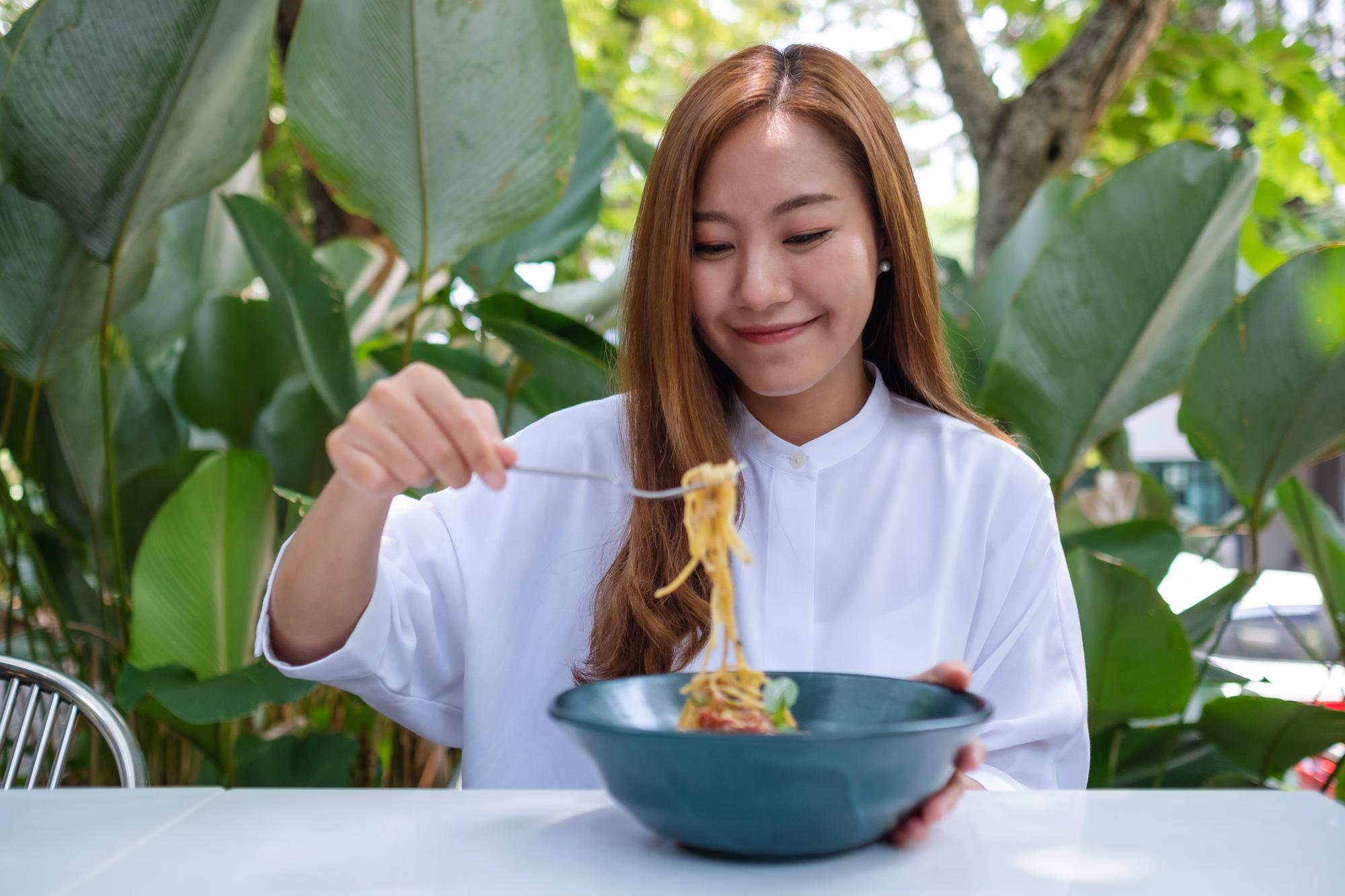 涼麵的夏日兩難：消暑與熱量之間，怎麼吃才不辜負這一碗