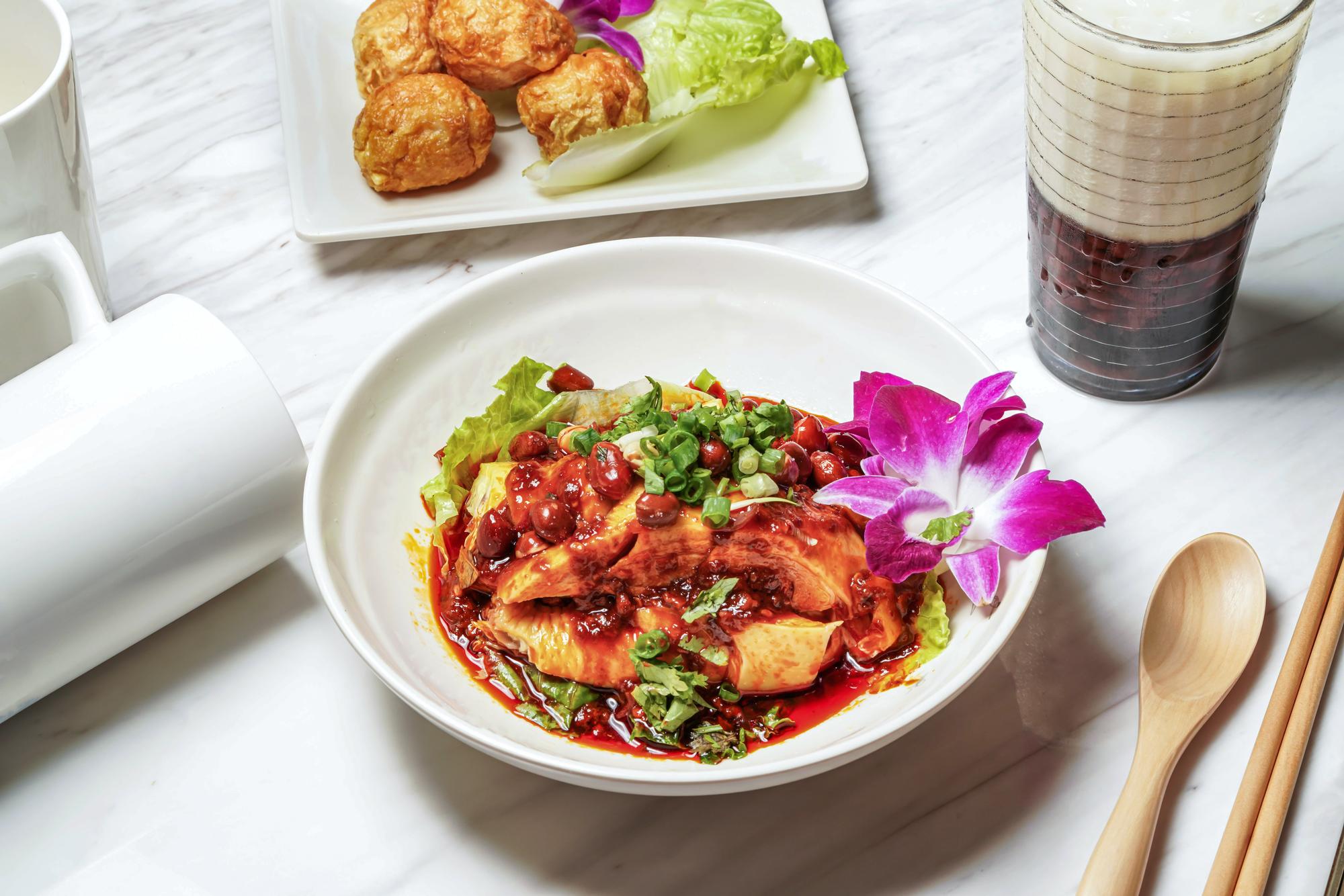 曼谷主廚驚嘆台灣人的舌頭:10天限定泰式美食節,敲鑼搶菜成社群話題 — 相關圖片3