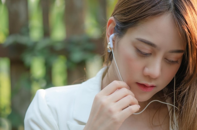 AirPods Max 2：五年磨一劍，但那個胸罩盒還是沒 Debug 掉