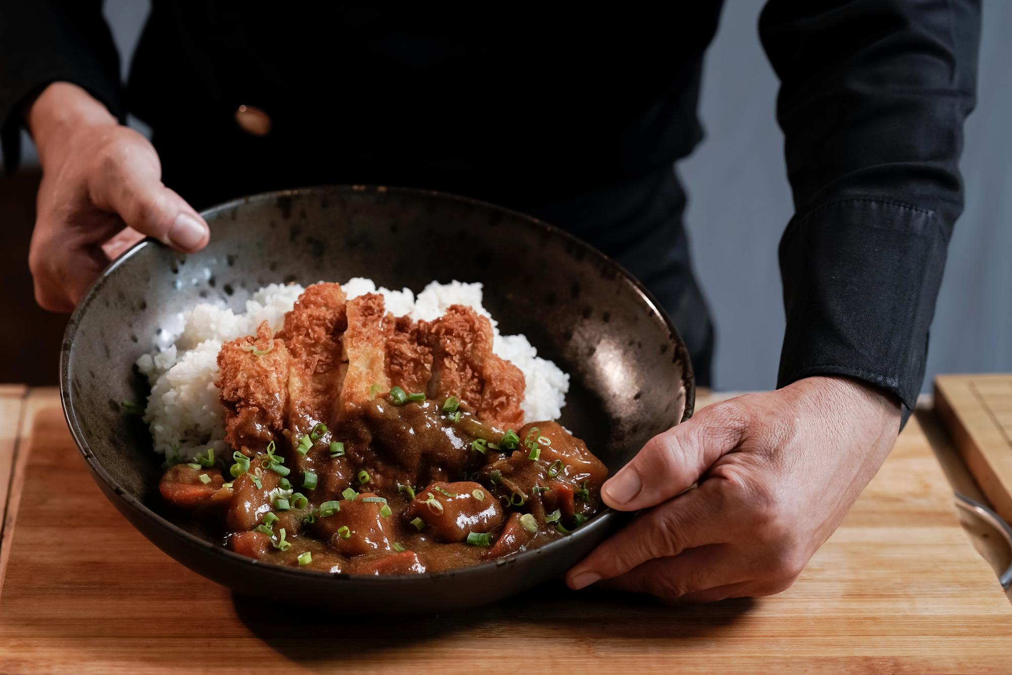 黃仁勳那碗百元滷肉飯：當手路菜遇上米其林，庶民滋味為何值得等待