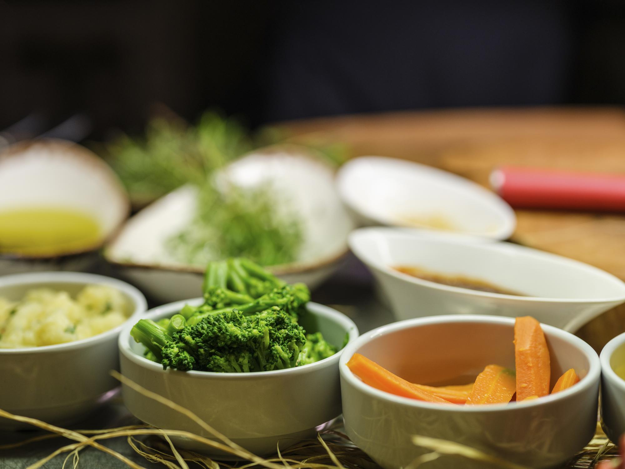 當白色餐桌翻轉蔬食想像：從廟口素齋到米其林綠星的台灣味覺革命 — 美食報導