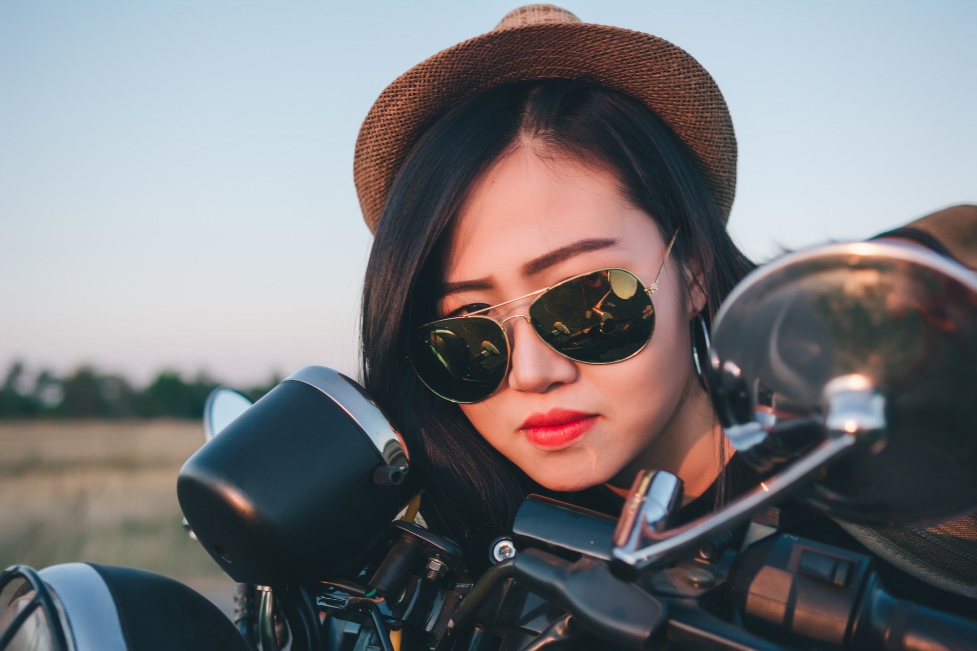 Jennie 同款搶到瘋，但網友更愛的其實是另一副：Ray-Ban 快閃背後的審美戰場