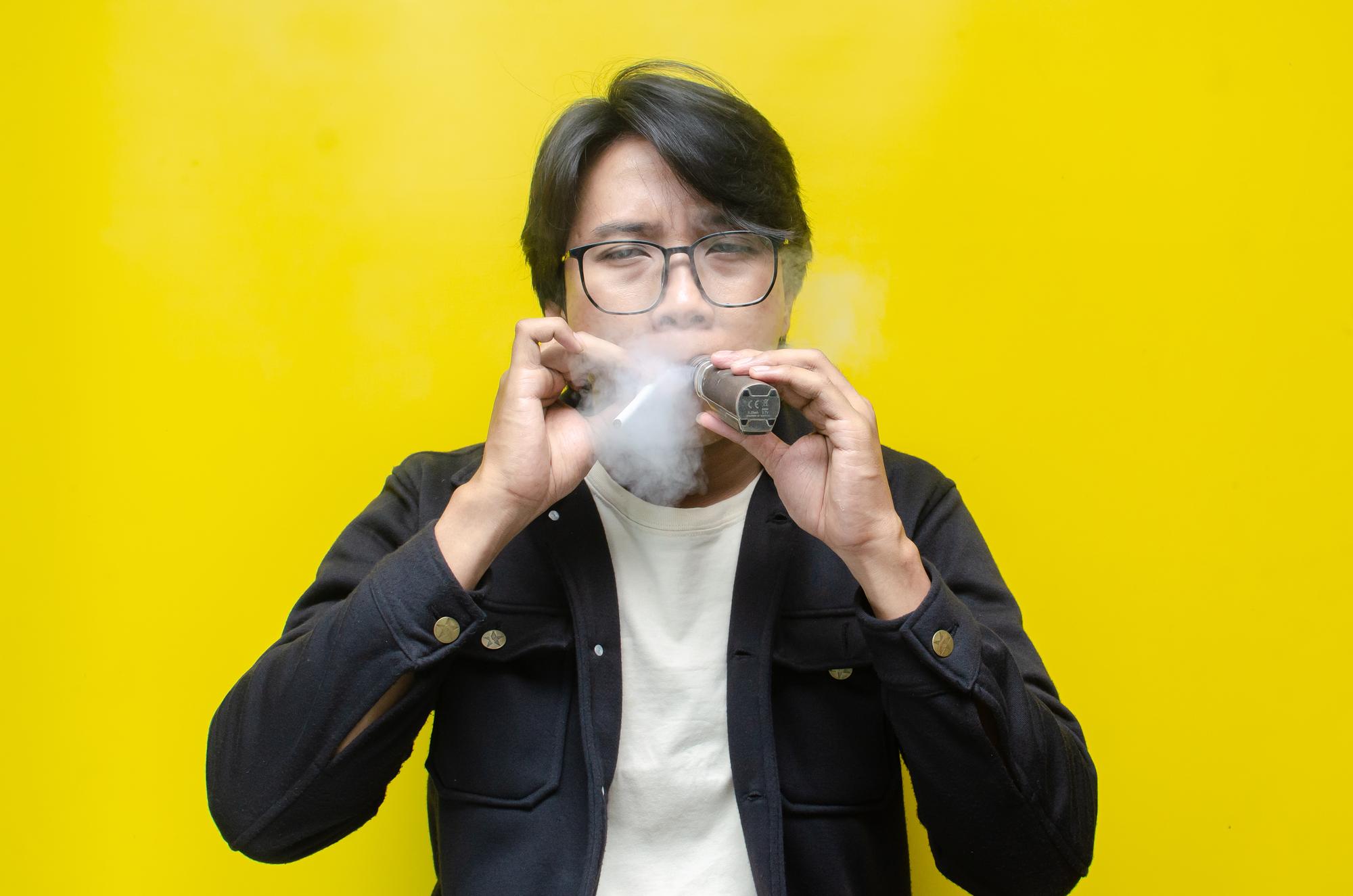 電子煙新法要來了！連「拿」都要罰2千起跳，到底在管什麼？