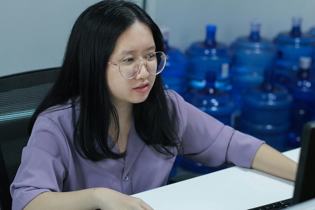 PMI飆到58.5%，散戶卻在吃泡麵？豪哥教你看懂這場AI盛宴誰在吃肉