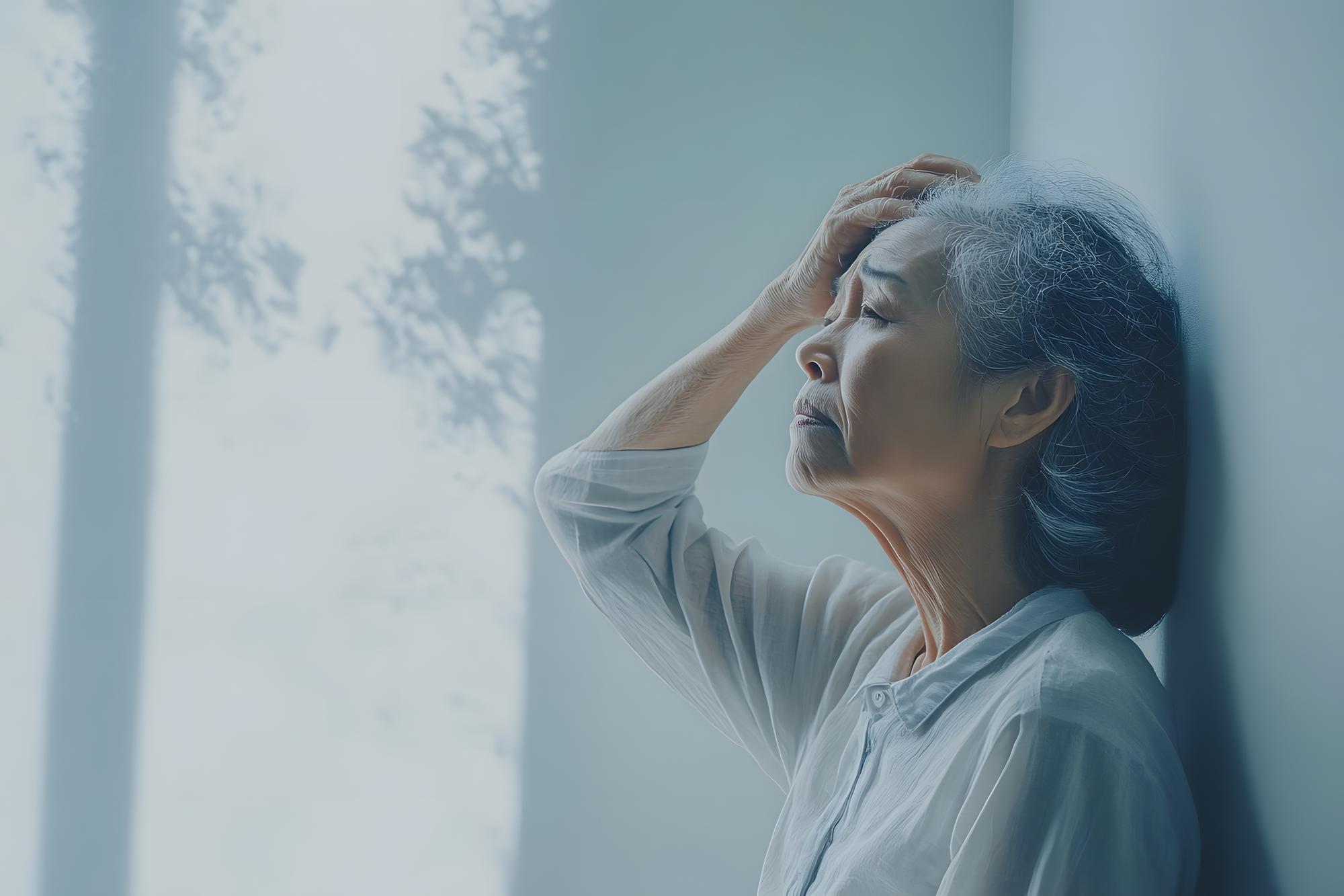 走路卡卡、邊走邊講電話會跌倒？醫師提醒：這些步態異常可能是大腦在求救