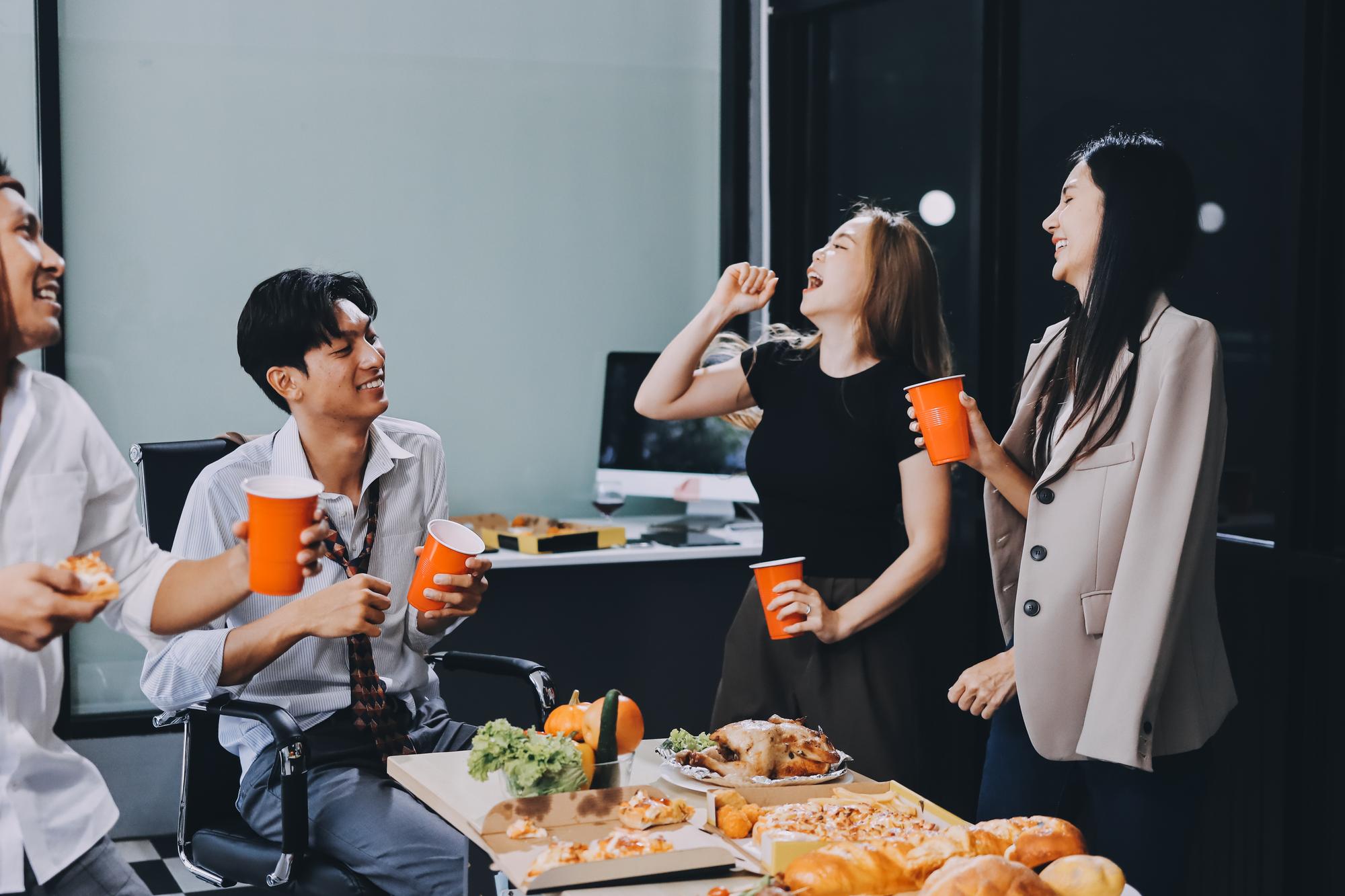四月該是淡季，餐桌上卻滿是慶祝的聲音——連鎖餐飲為何集體創高?