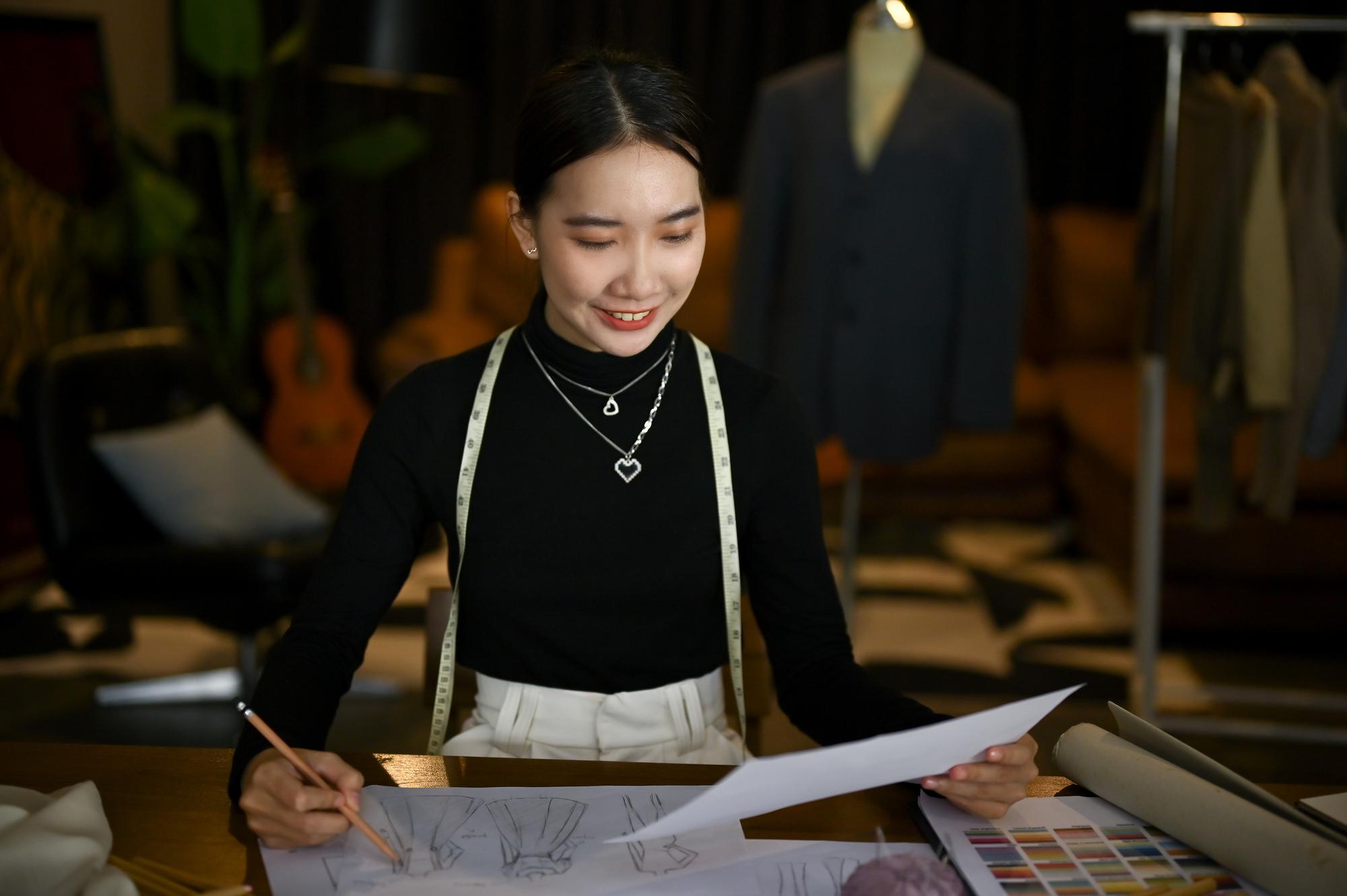 Burberry 轉虧為盈的真相：當精品不再假裝高貴，而是回到該站的位置