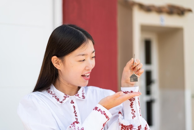 鶯歌預售屋交易量腰斬70%，建商卻還在硬撐5字頭——這場遊戲，誰先眨眼誰就輸了