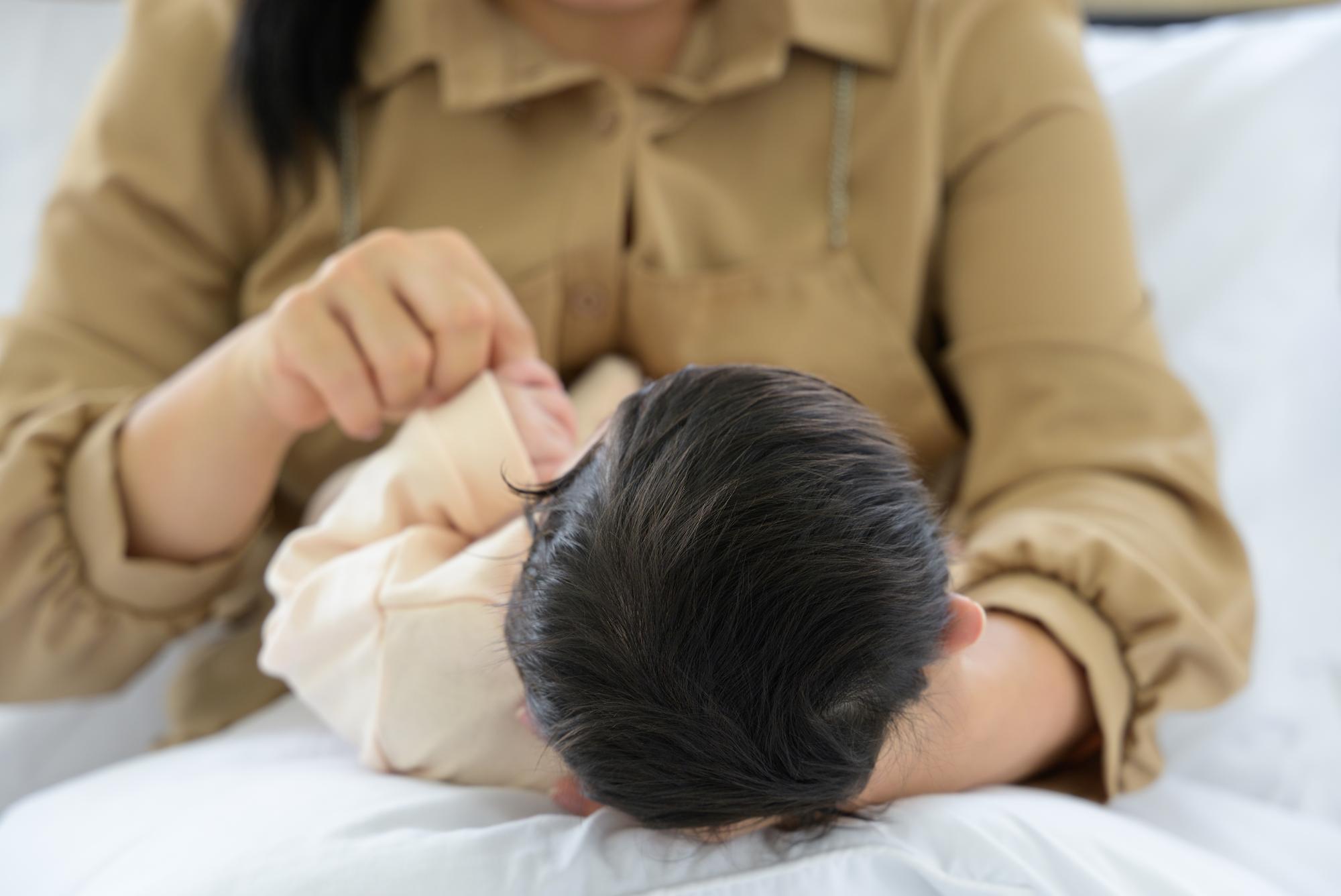 1天內從發燒到死亡！腦膜炎雙球菌今年創10年新高，1歲以下寶寶3大症狀要警覺
