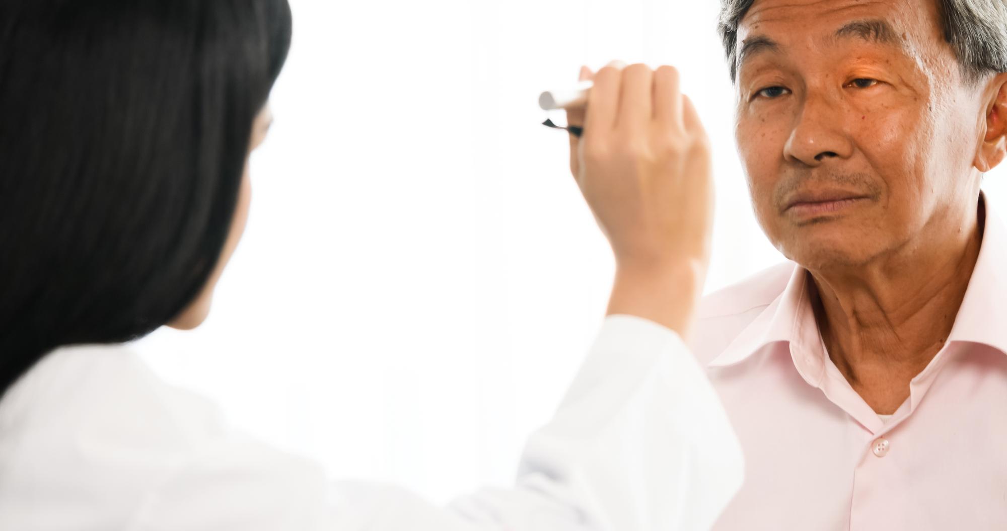 嘉義縣行動醫療車揪出近4成長輩骨鬆肌少！AI眼底檢查、骨密度篩檢開到家門口
