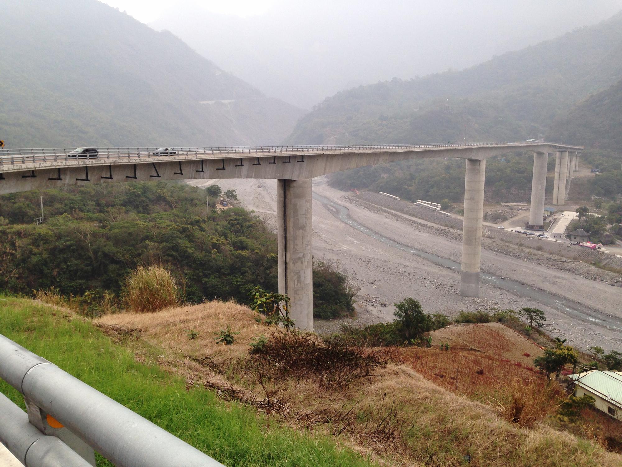 萬里溪堰塞湖溢流後，為什麼只有西寶大橋要夜間封橋？ — 相關圖片2